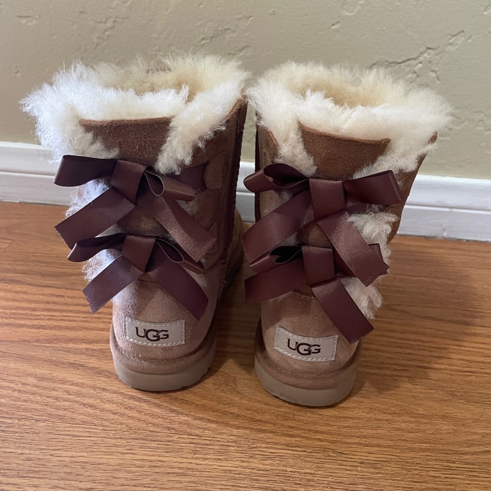 UGG Girl’s boots - Picture 2 of 5